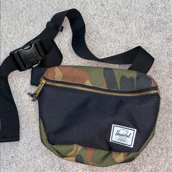 herschel camo fanny pack